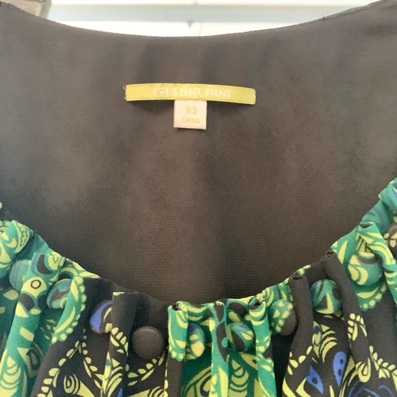 Gianni Bini - Green and Black printed Blouse - XS - Like New! - Picture 3 of 8